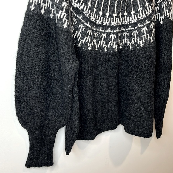 Universal Thread knit balloon sleeve pullover sweater. - Picture 2 of 6